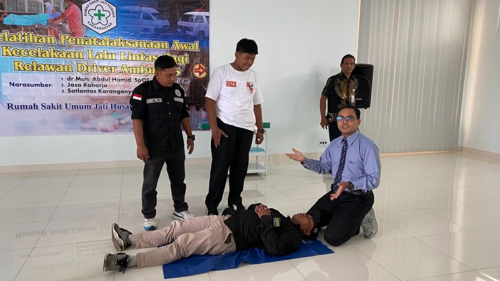 Pelatihan Penatalaksanaan Awal Kecelakaan Lalu Lintas Bagi Relawan Driver Ambulance Karanganyar (PAKAR) dengan Narasumber dr. Muhammad Abdul Hamid, Sp. OT